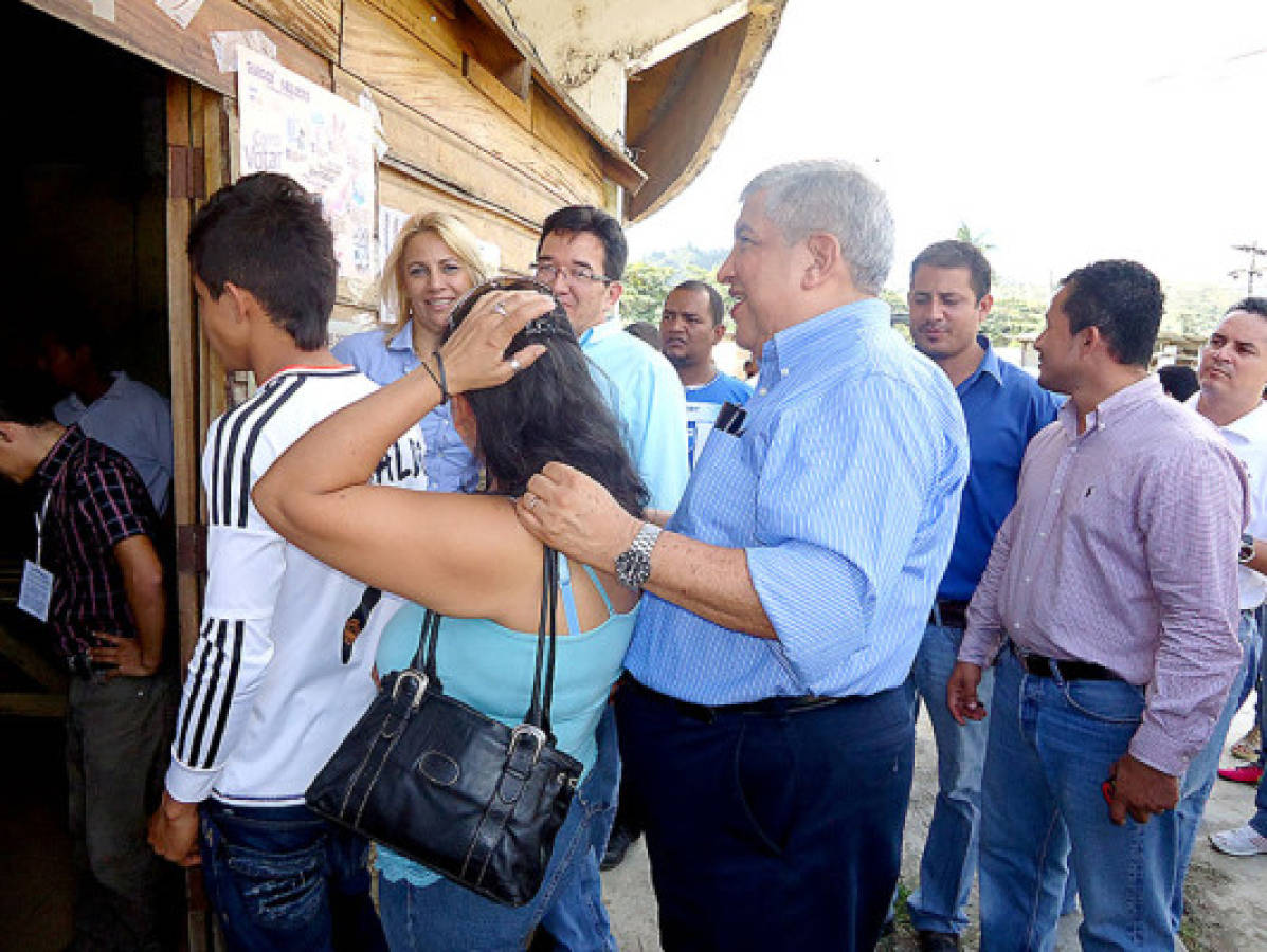 Votantes llenan centros en El Paraíso