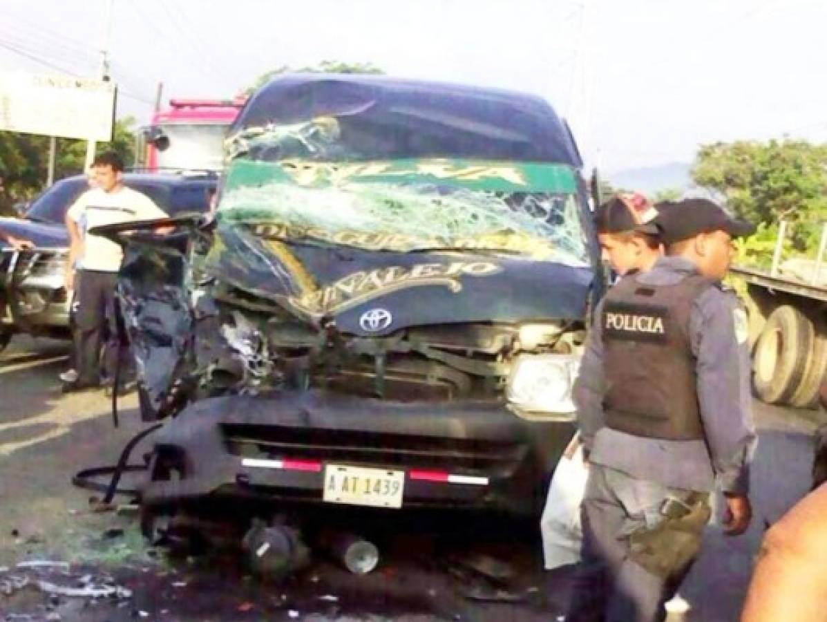 Triple colisión en carretera a San Pedro Sula