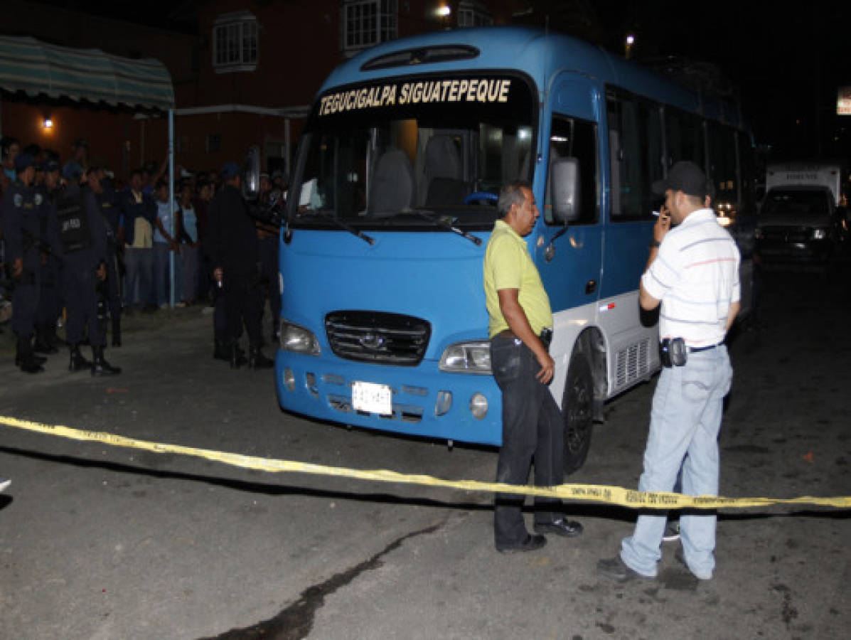 Pasajero acribilla a supuestos ladrones