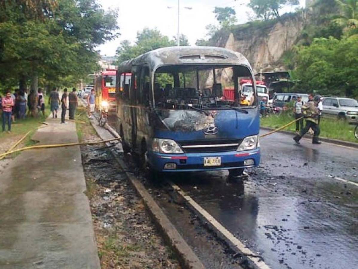Queman autobús en el bulevar Fuerzas Armadas