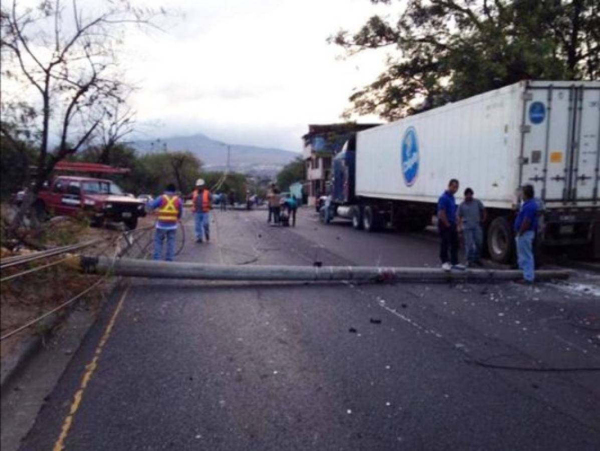 Conductor ebrio derriba postes del tendido eléctrico en bulevar Fuerzas Armadas