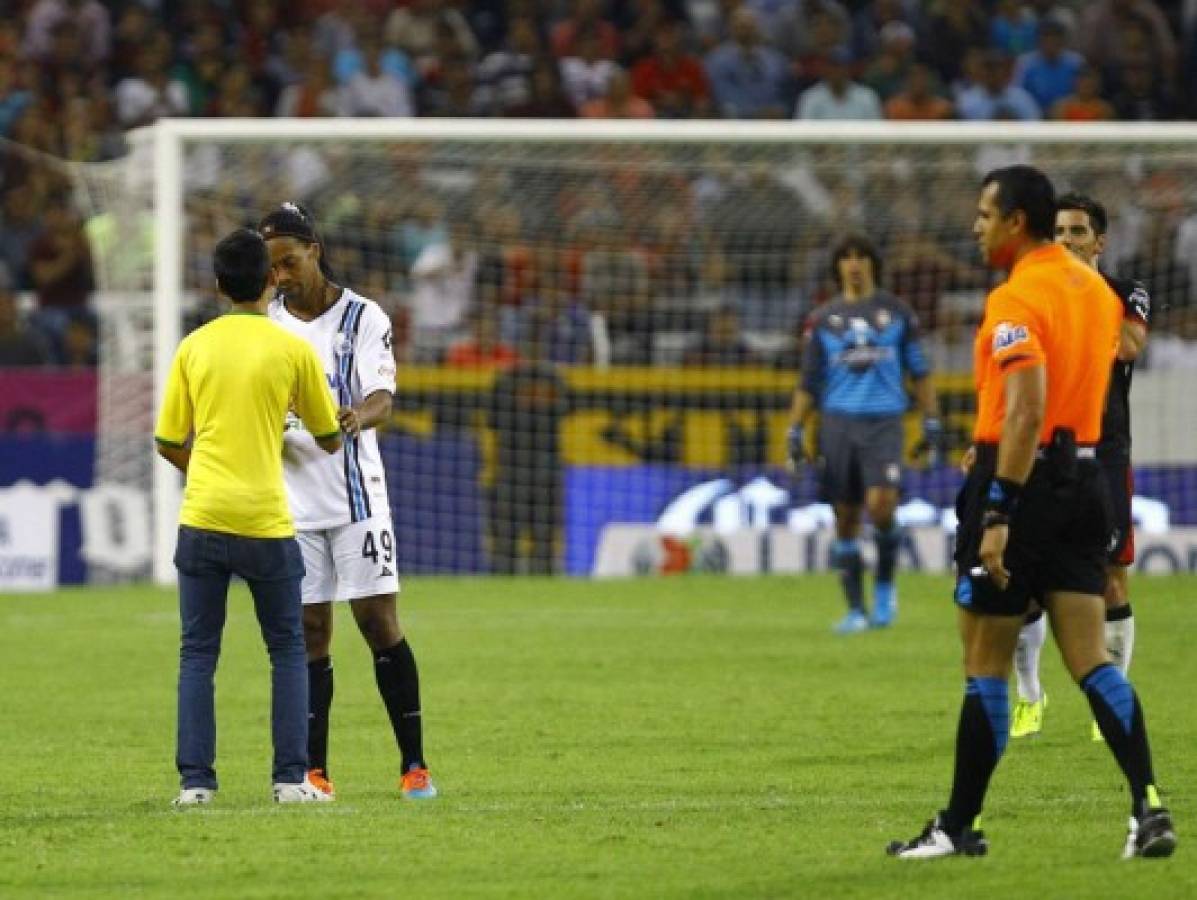 VIDEO: El gesto de Ronaldinho con invasor de cancha