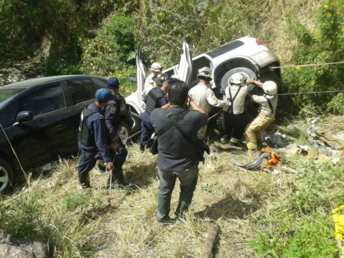 Vehículos caen a hondonada en anillo periférico