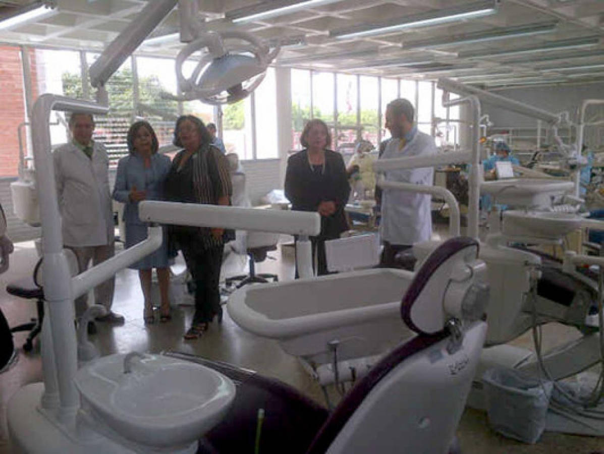 Rectora inaugura nuevo equipo de Odontología