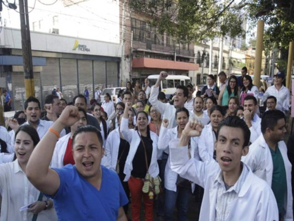 Estudiantes de Medicina piden fondos para becas al CN