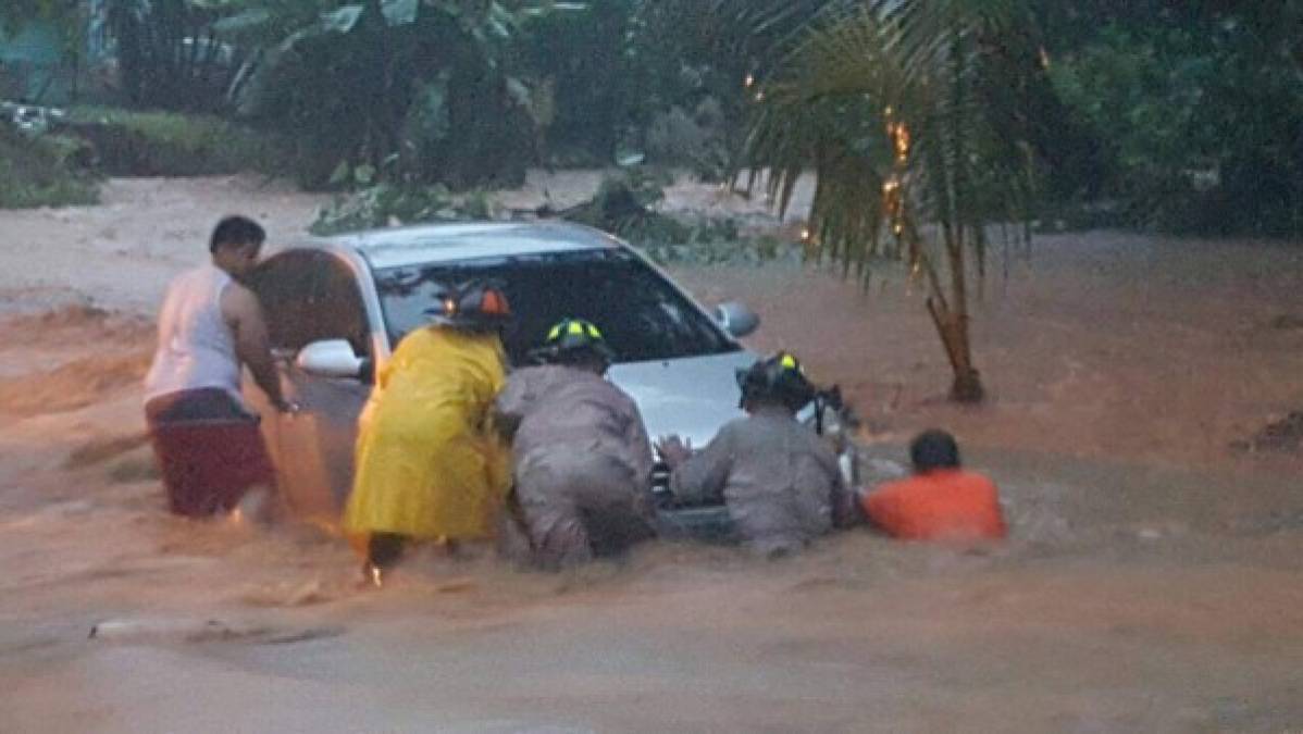 Dramáticas imágenes de las inundaciones en Roatán ante imparable lluvia