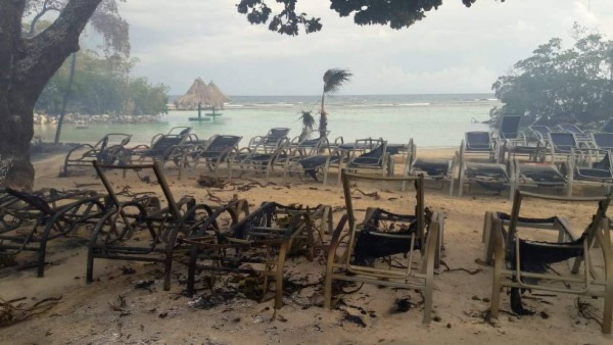 Las imágenes más impactantes del incendio en un centro turístico de Roatán