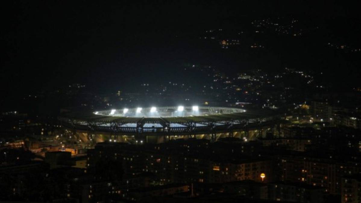 Aficionados de Nápoles le rinden tributo a Maradona afuera del Estadio San Paolo (FOTOS)