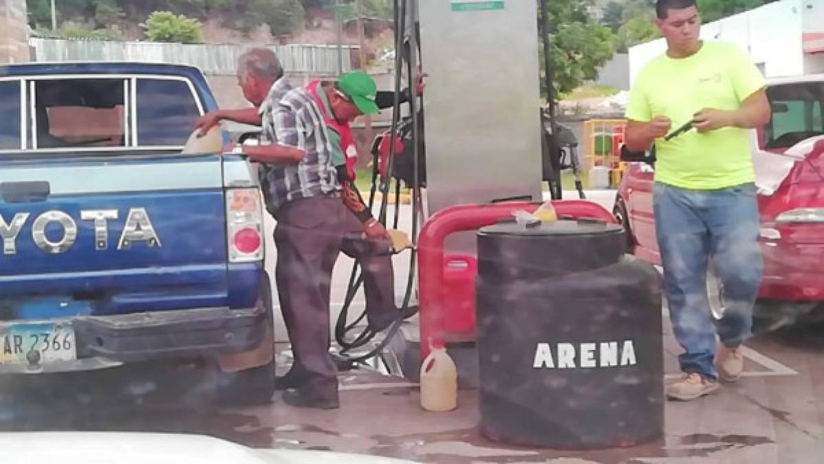 FOTOS: Largas filas en gasolineras ante supuesto desabastecimiento de combustible   