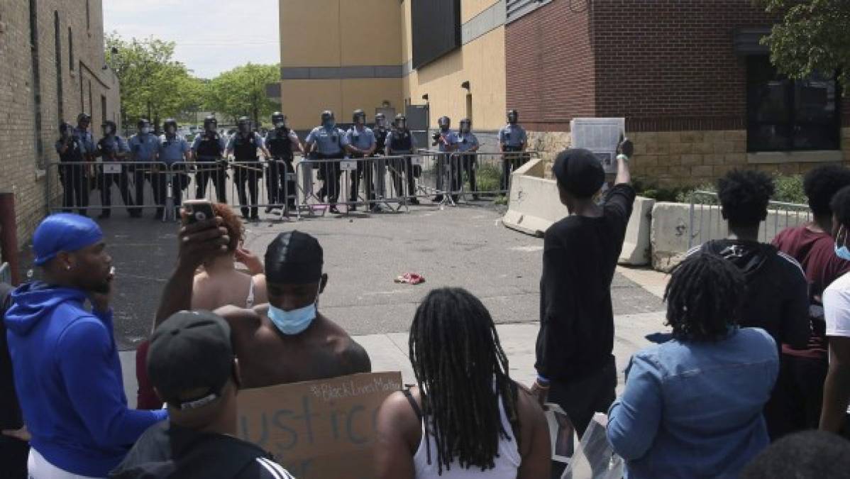 Fuertes manifestaciones en Minneapolis dejan un muerto y varios edificios en llamas (FOTOS)  