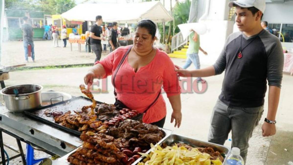 Exquisitas golosinas sacian el paladar de los aficionados que asistieron al duelo Real España vs Motagua