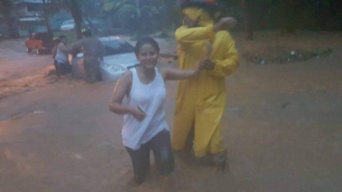 Dramáticas imágenes de las inundaciones en Roatán ante imparable lluvia