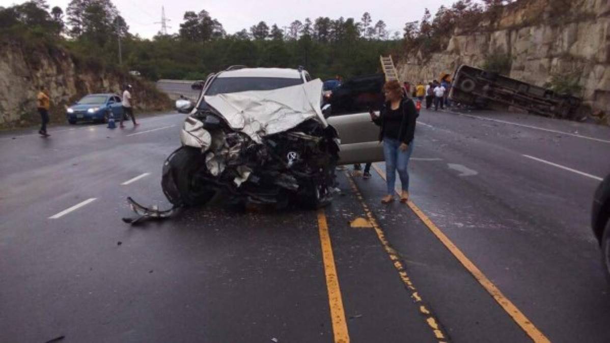 FOTOS: Así quedó la escena de accidente entre bus y camioneta en Zambrano