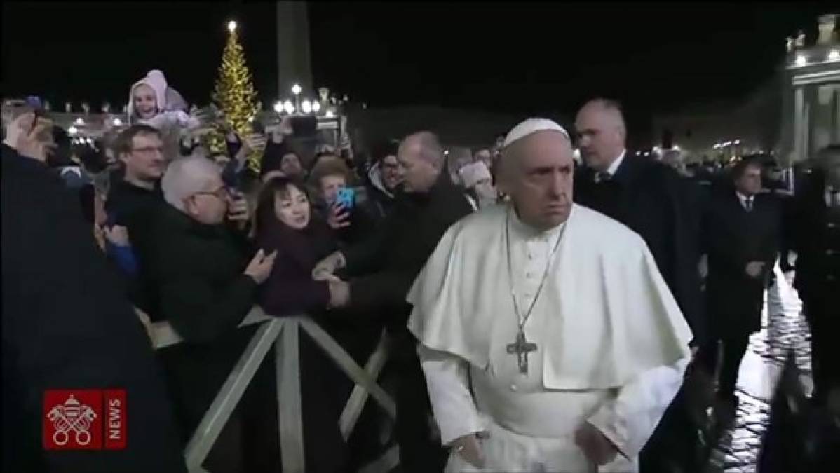 FOTOS: Bastante molesto, el Papa logra zafarse de mujer golpeándole el antebrazo