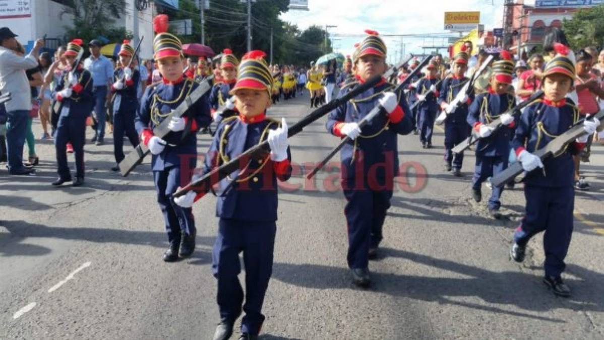 Escolares hondureños rinden homenaje a la Patria llenó de color y sonrisas  