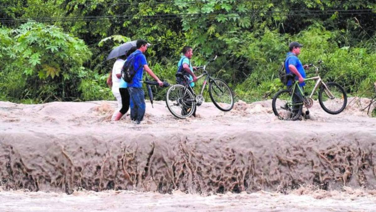 Imprudencia: Hondureños que retaron a la naturaleza cruzando ríos en temporada de lluvias