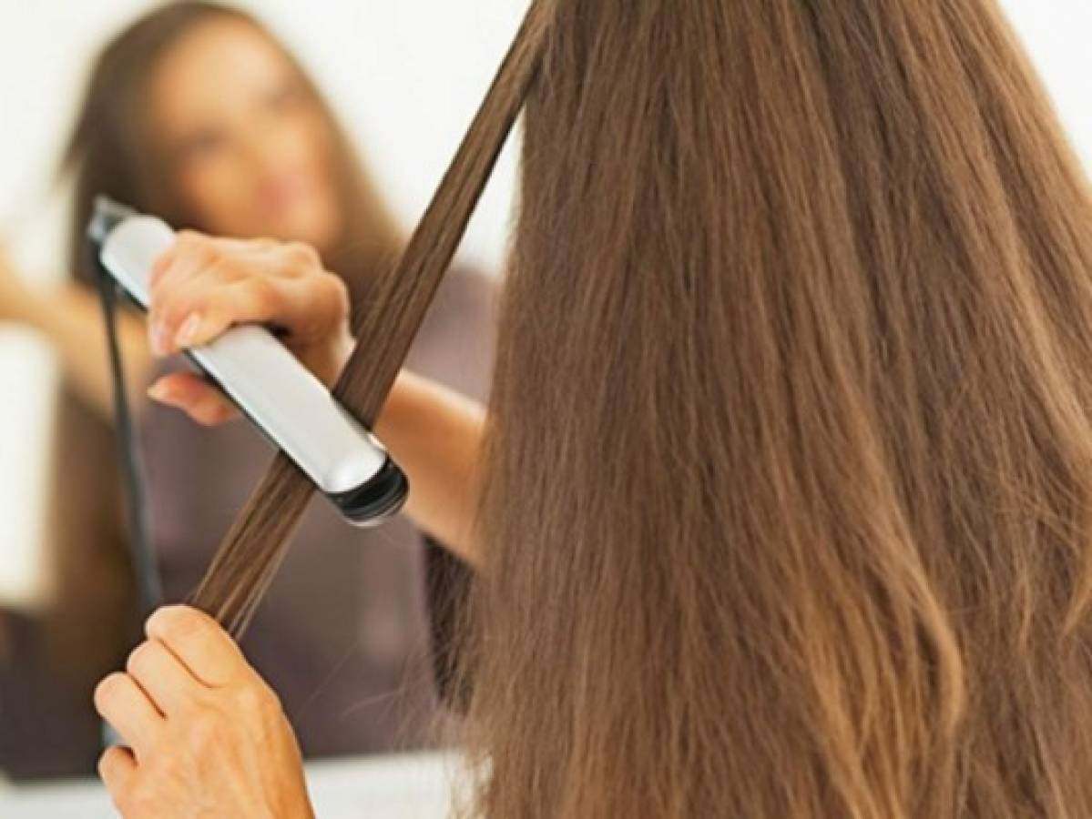 Tips para usar la plancha alisadora sin dañar el cabello
