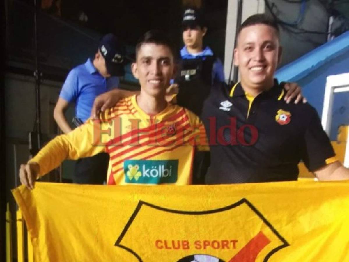 Dos aficionados hondureños apoyan al Herediano antes que a Motagua