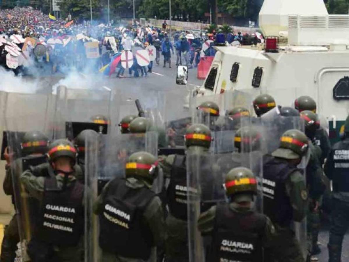 Bombas lacrimógenas contra marcha de miles de opositores en Venezuela  