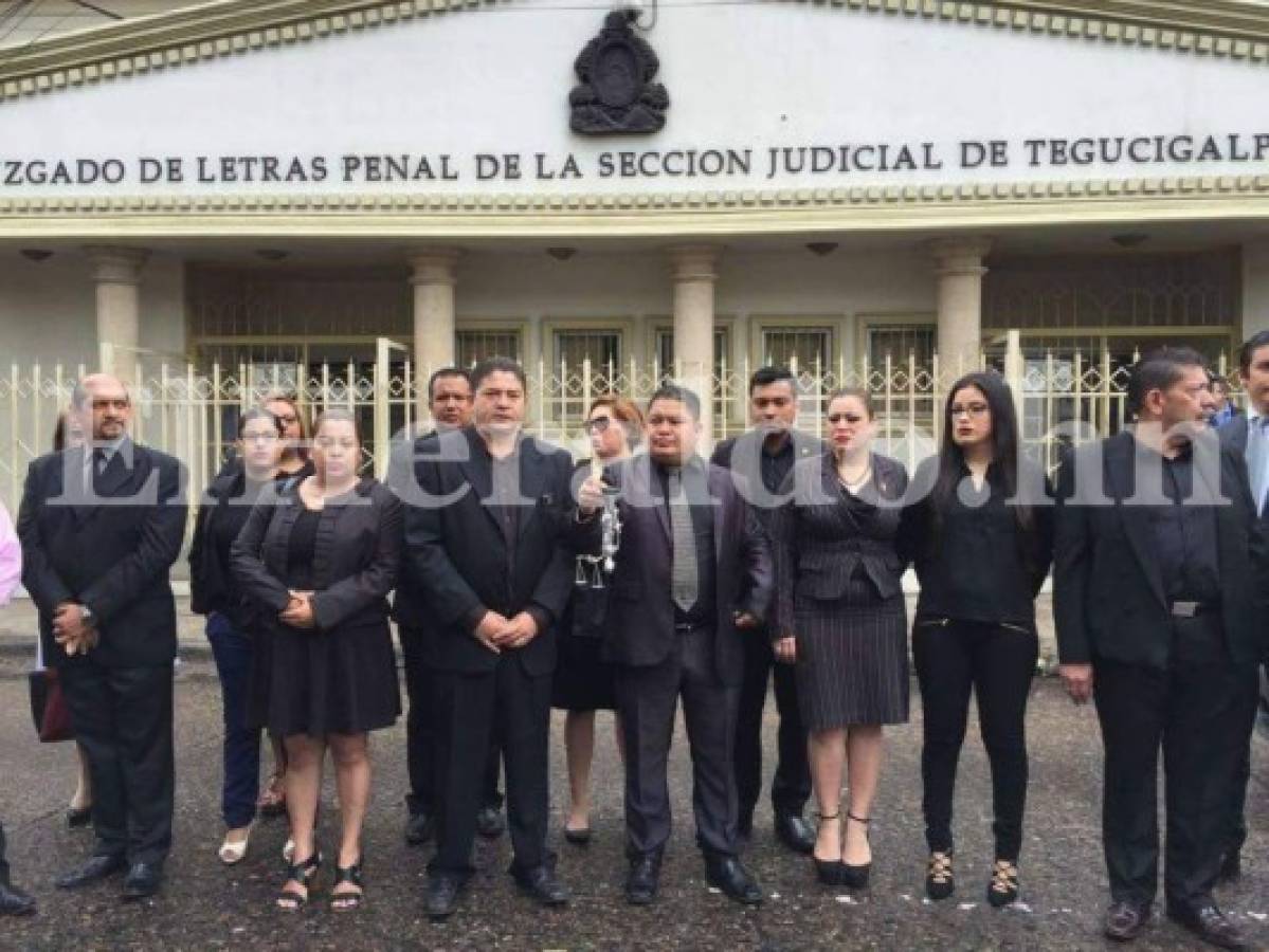 Los abogados se vistieron de negro simbolizando el luto y dolor por la pérdida de otra colega en la capital, foto: Marvin Salgado/El Heraldo Honduras/Noticias de Honduras/Sucesos de Honduras.