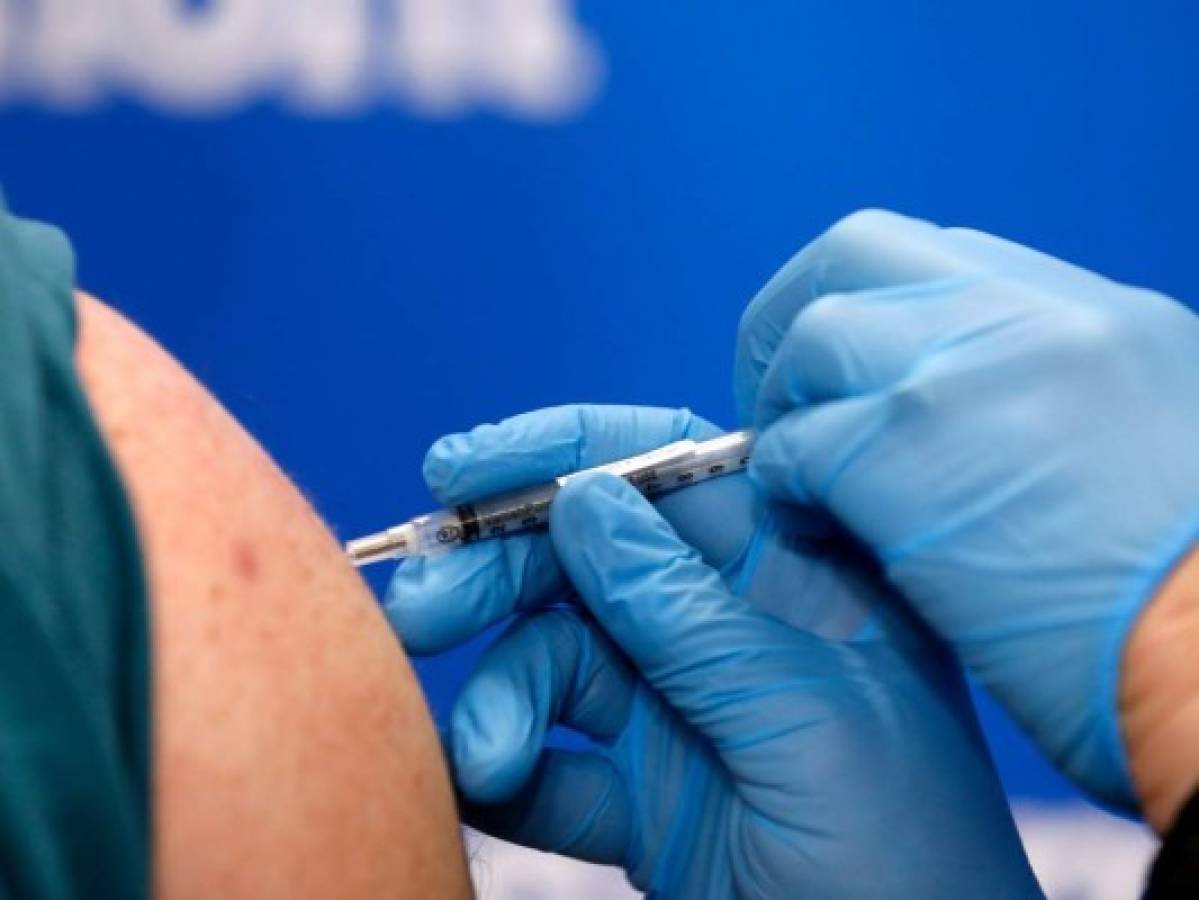 Empleado de salud de EE UU sufre reacción alérgica tras recibir vacuna