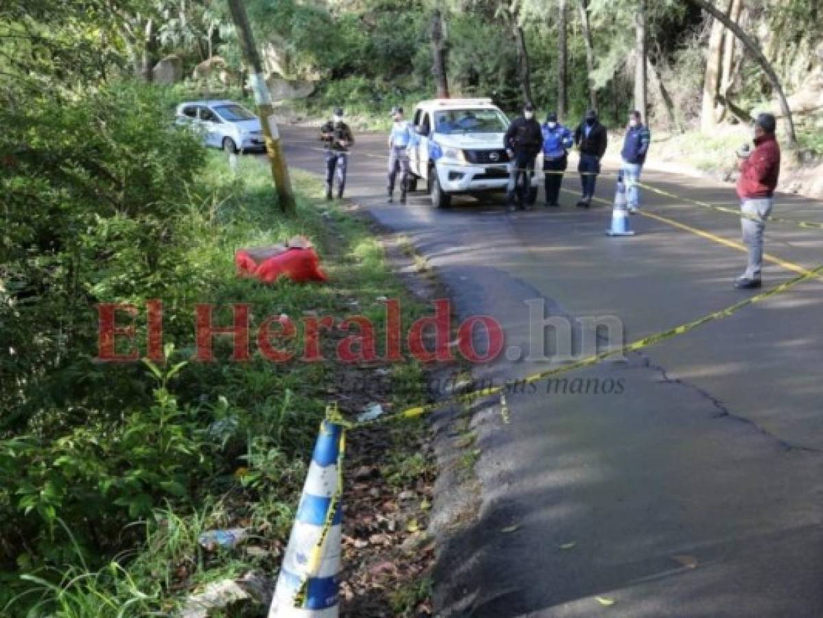 Encostalado y con un rótulo dejan cuerpo en carretera hacia El Hatillo en la capital