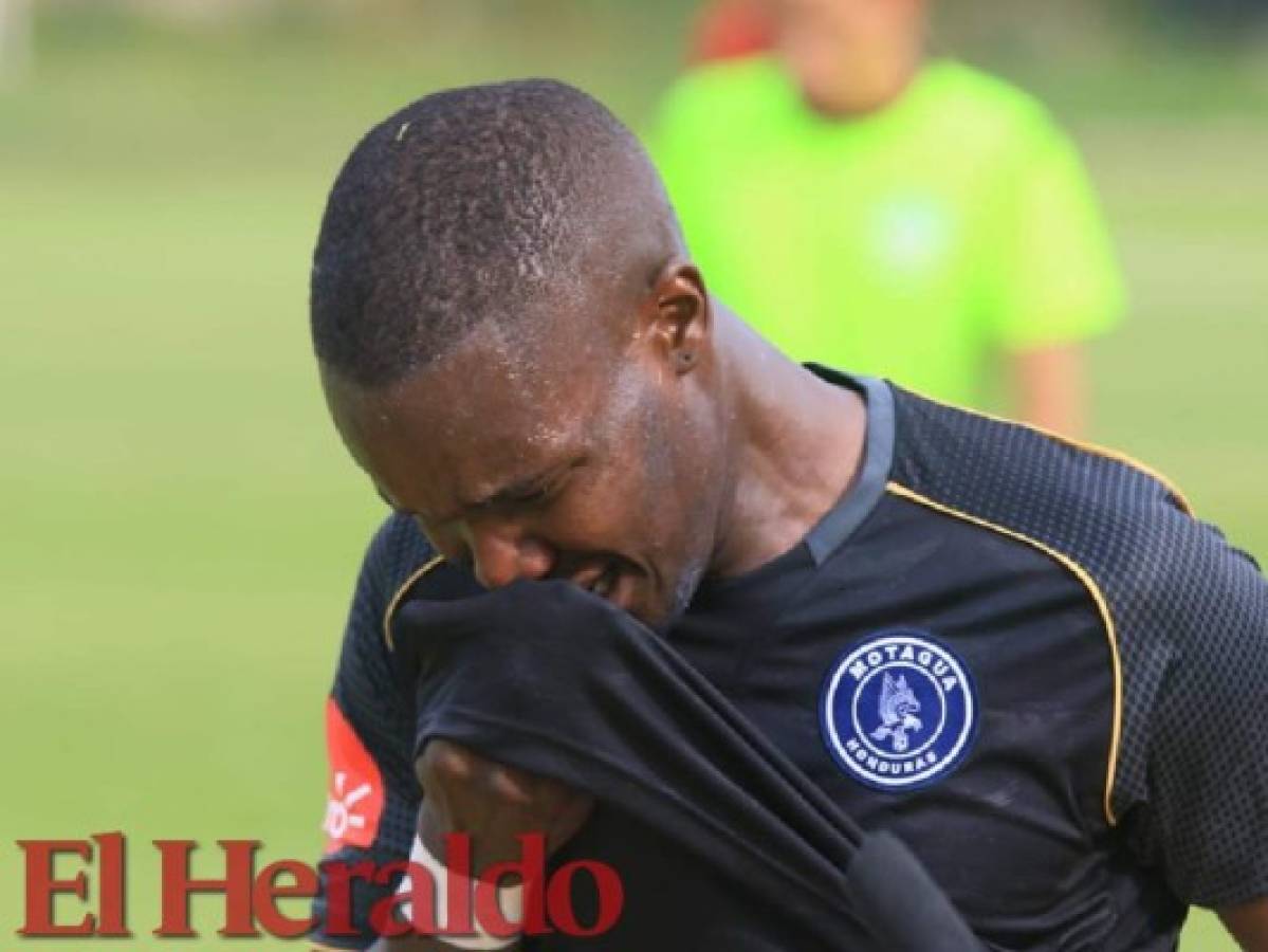 Rubilio Castillo salió lesionado en el juego Real de Minas vs Motagua en Danlí