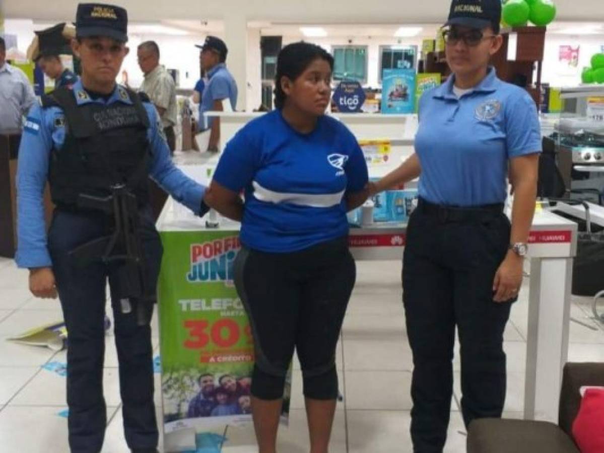 Detienen a mujer que se quedó encerrada durante saqueo a tienda de San Pedro Sula