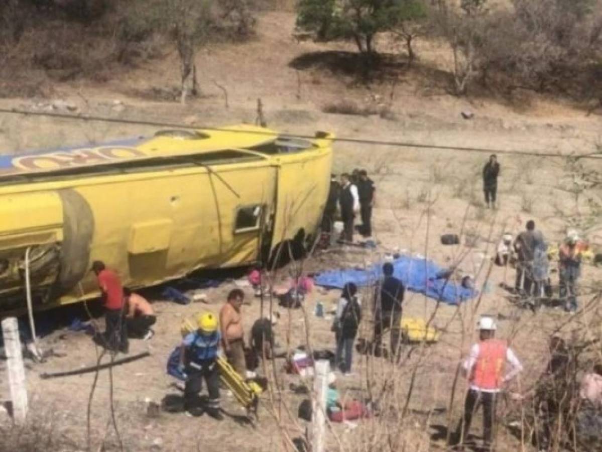 Seis muertos y 16 heridos al volcarse un autobús en México    
