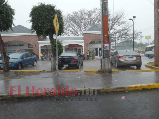 En la salida al sur de la capital el agua cayó con fuerza durante 20 minutos. Foto: Jimmy Argueta/EL HERALDO.