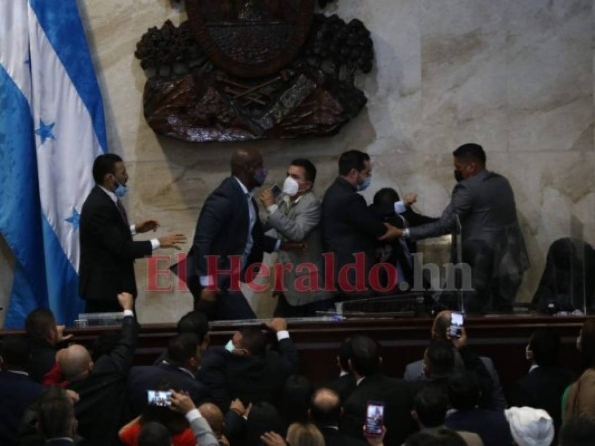 Golpes, insultos y anarquía en el Congreso Nacional tras elección de la junta provisional