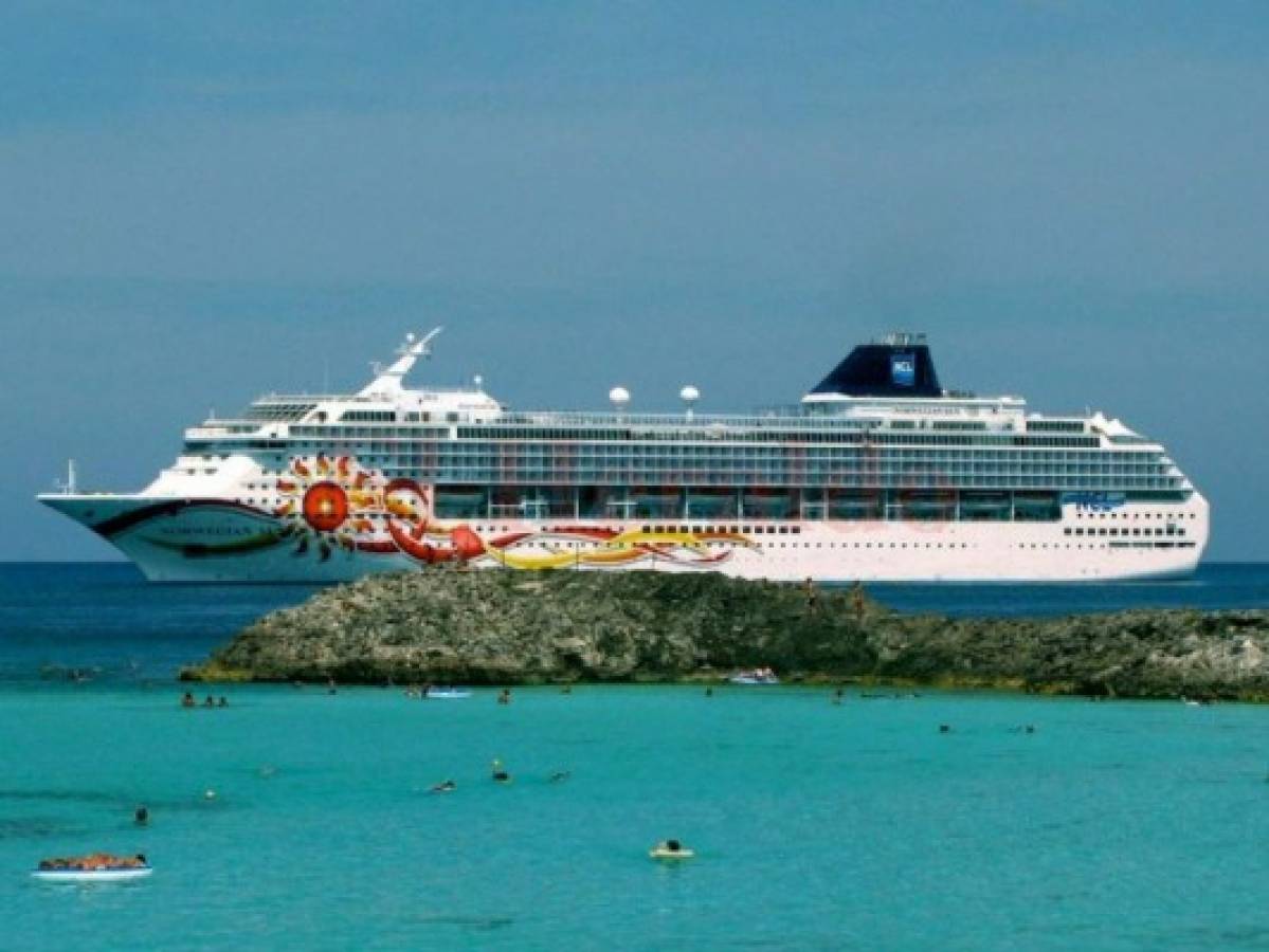 Honduras recibe a nueve mil cruceristas en Roatán para disfrutar del verano