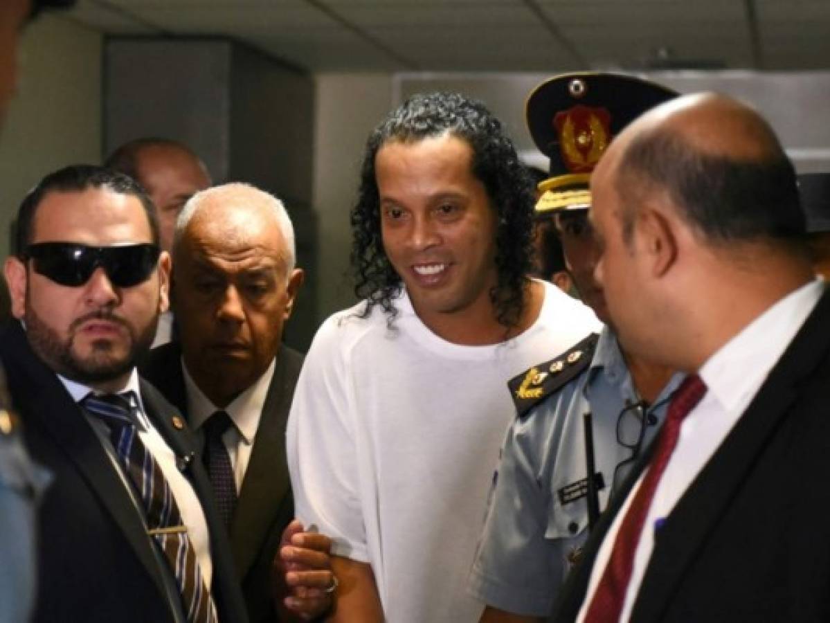 Un tribunal paraguayo ratifica que Ronaldinho debe seguir preso