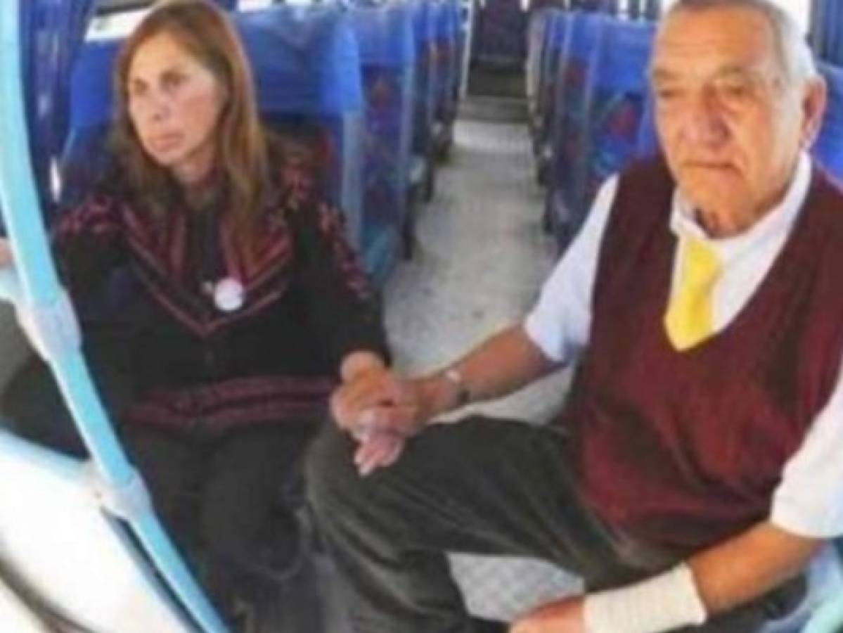 Hombre conduce un bus con su esposa con Alzheimer al lado en Chile