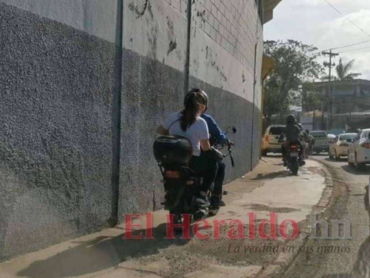 Algunos conductores utilizan la acera del Estadio Nacional como calle, esa falta según la DNTV tiene una multa de 600 lempiras. Foto: Efraín Salgado/El Heraldo