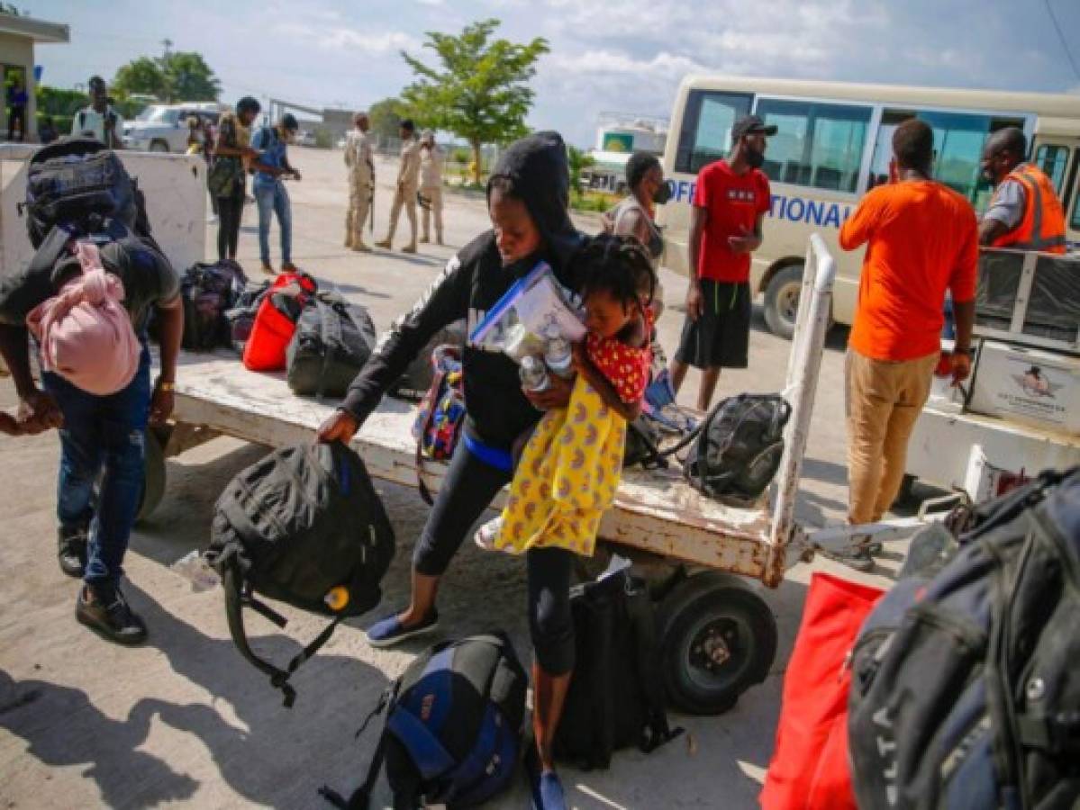 Expulsados en masa de Texas, haitianos lidian con la ira y la angustia a su regreso