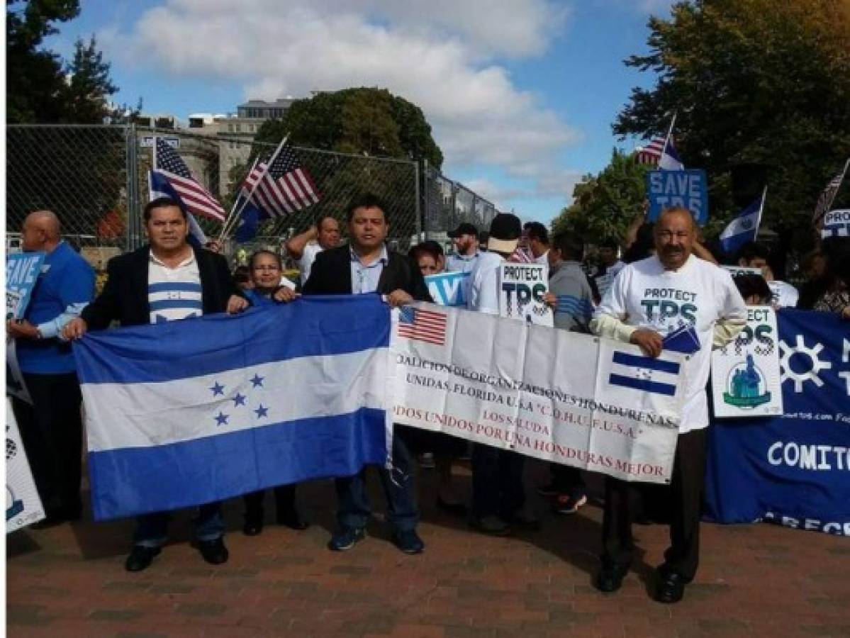 Inmigrantes hondureños realizan vigilia frente a la Casa Blanca para pedir extensión del TPS