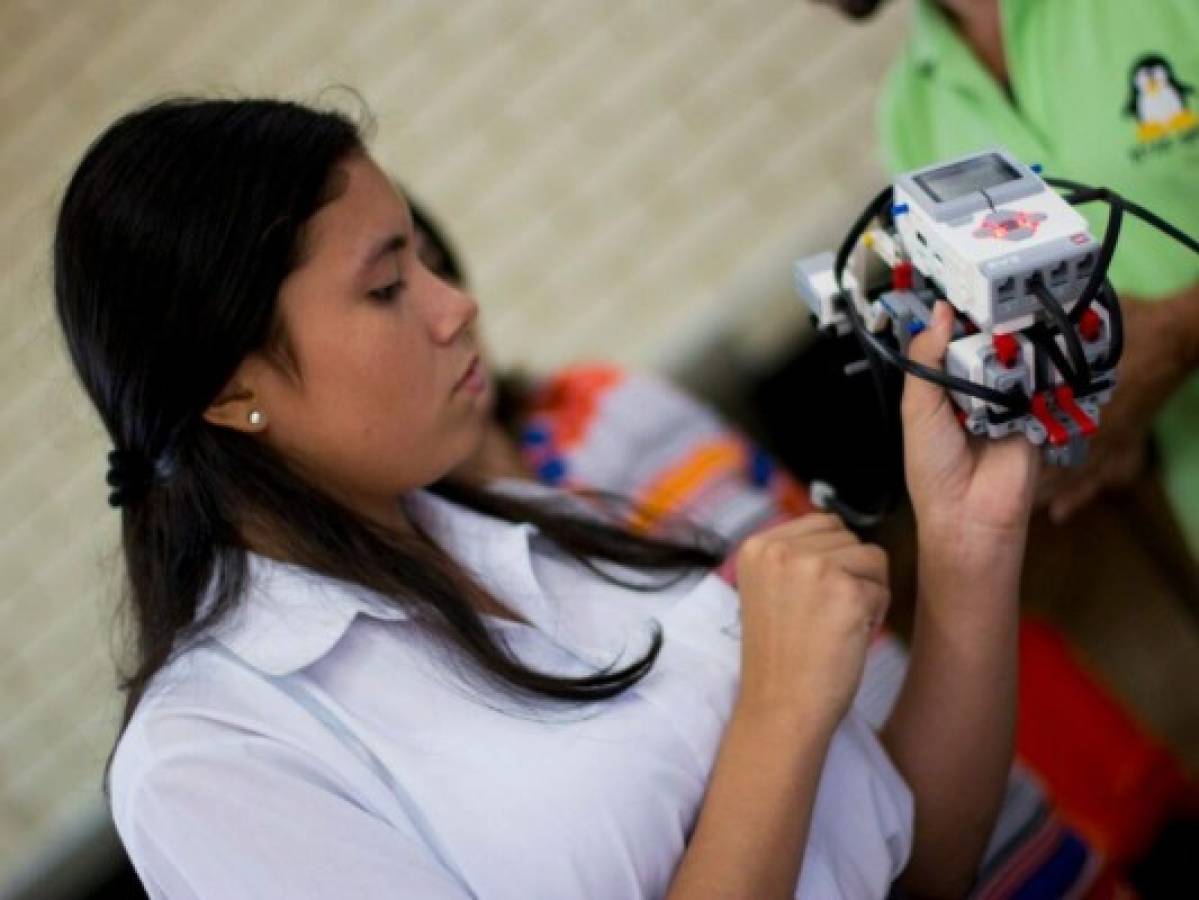 Niñas hondureñas incursionan en ciencias, tecnología, ingeniería y matemáticas