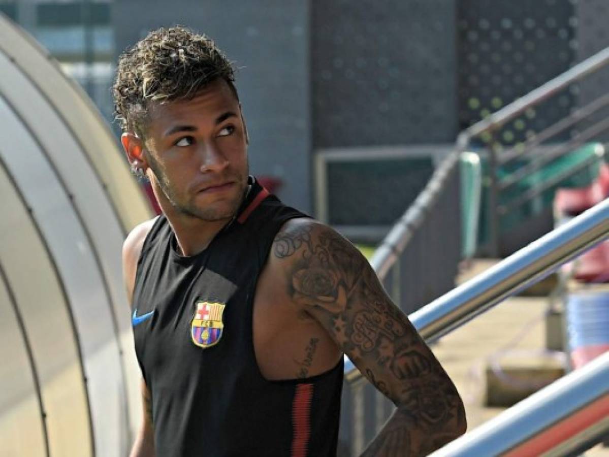 Neymar se fotografía en el aeropuerto de Dubai tras su paso por Shanghai, ¿vuelve al Barcelona?