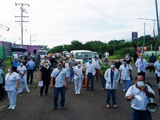 Trabajadores de salud salvadoreños piden nueva cuarentena