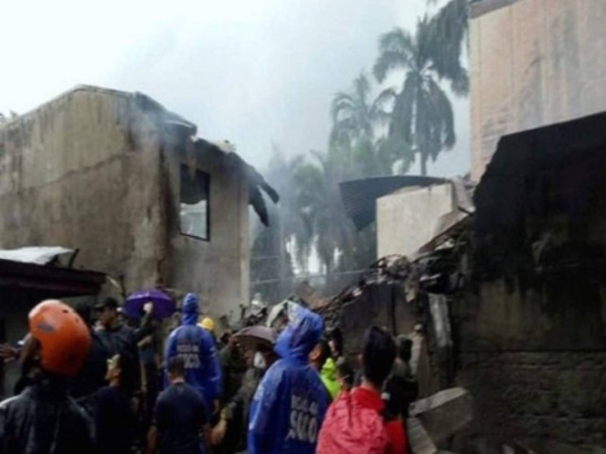 Mueren nueve personas al accidentarse avioneta en Filipinas  