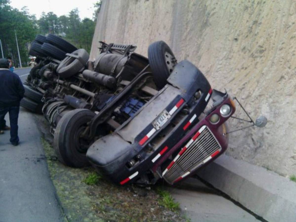 Rastra se accidenta carretera del norte de Honduras