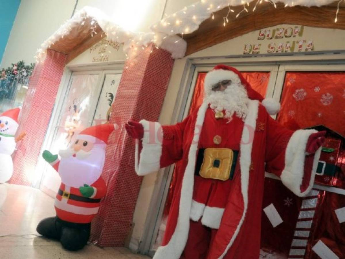 Santa Claus está listo para cumplir los deseos de los niños en Navidad en la capital