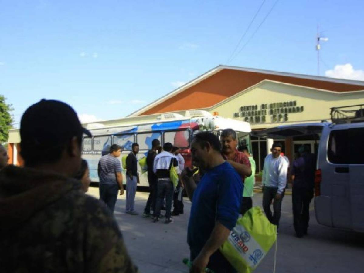 Unos 300 migrantes hondureños llegan a San Pedro Sula deportados desde Estados Unidos