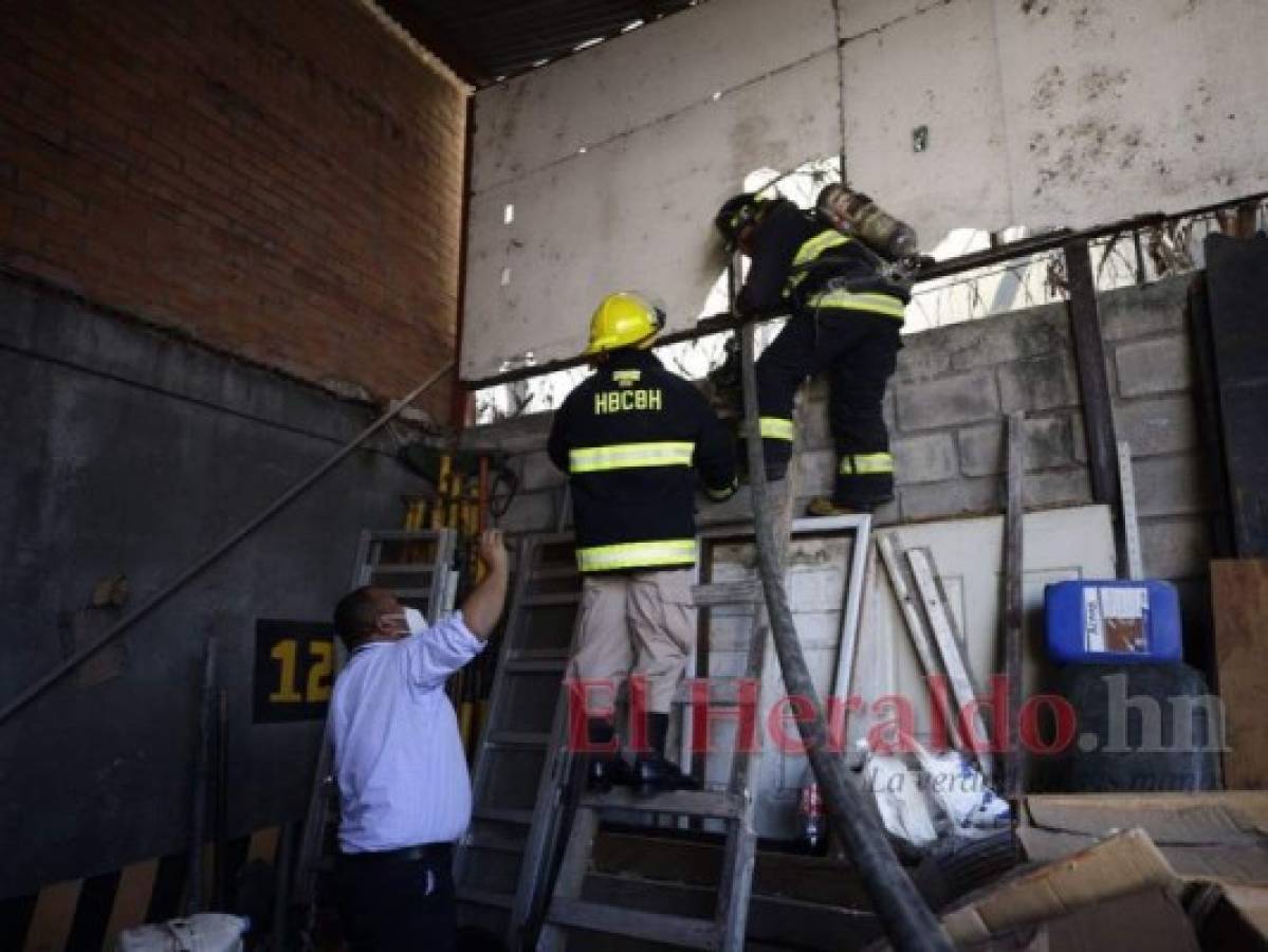 La zona del incendio queda en medio de varios edificios y bodegas por lo que para poder apagar el fuego buscaron alternativas.