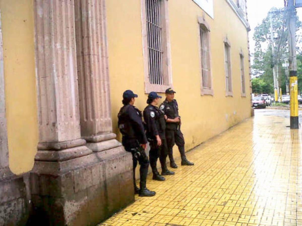Policías liberan los portones del hospital San Felipe en Tegucigalpa