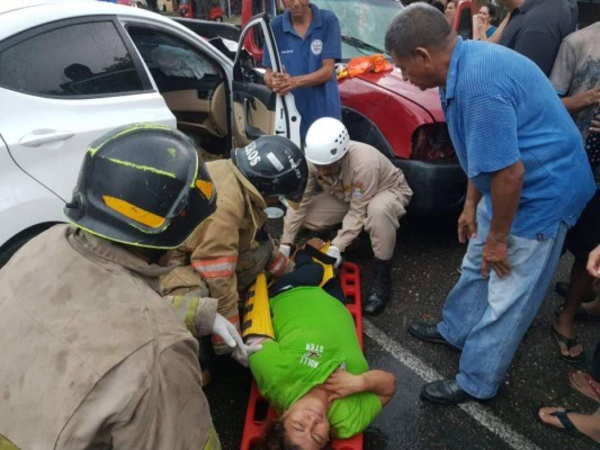 Familia se salva de morir al caer su vehículo a un precipicio en carretera a Cortés
