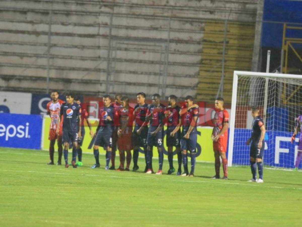 Jugadores del Motagua y el CD Vida formando una barrera en el área azul. (Fotos: Ronal Aceituno / Grupo Opsa)