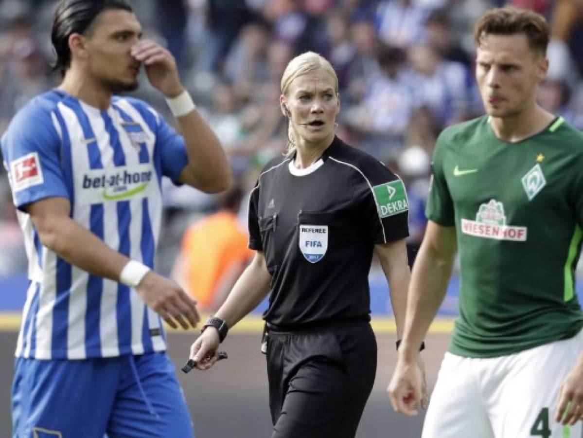 Primera mujer árbitro hace su debut en la Bundesliga