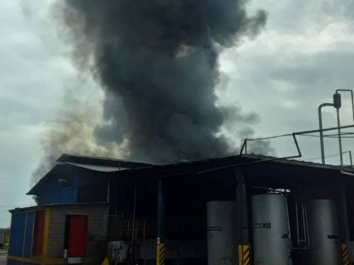 Incendio consume una fábrica en Santa Cruz de Yojoa